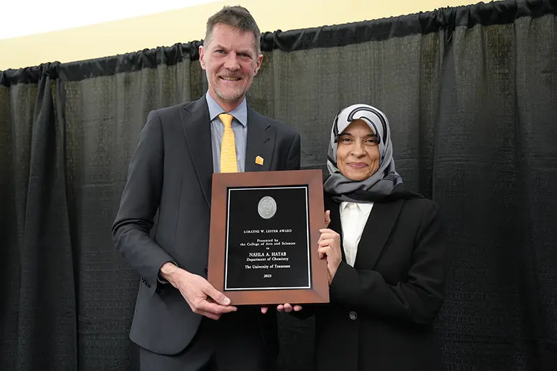 Nahla Hatab is presented with the Lester Award by Robert Hinde at the Faculty Awards Ceremony